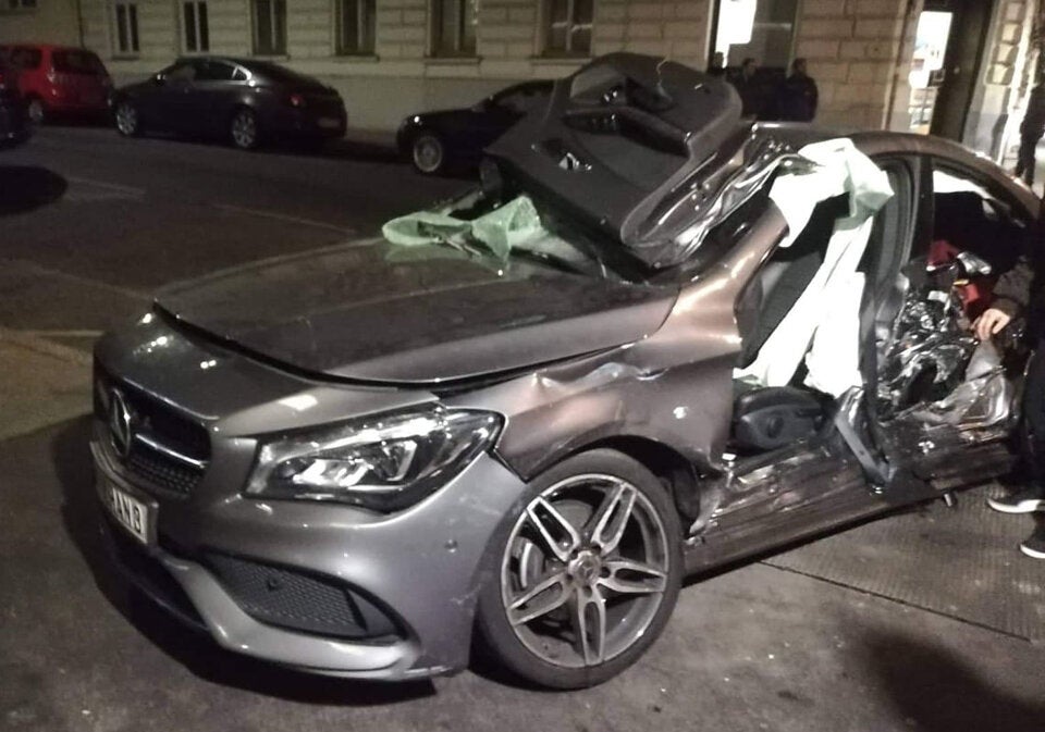 Zivil-Polizei crasht mit Mercedes: Mehrere Verletzte