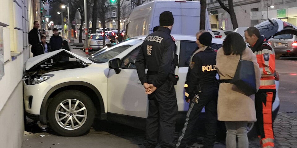 Pkw crasht in Hausmauer: Eine Person verletzt