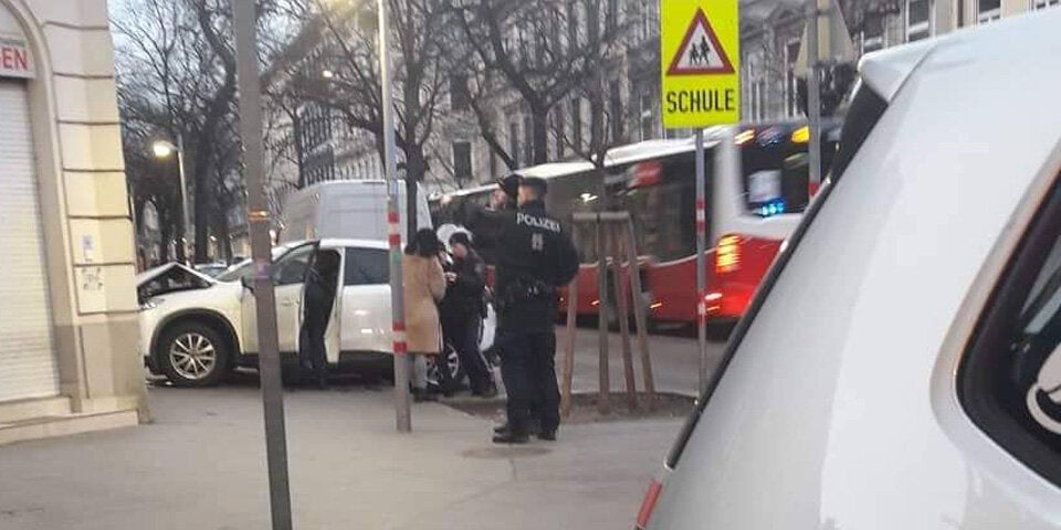 Pkw crasht in Hausmauer: Eine Person verletzt