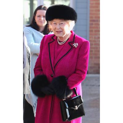 Queen Elisabeth mit ihrem Wegbegleiter: Der Launer-Handtasche