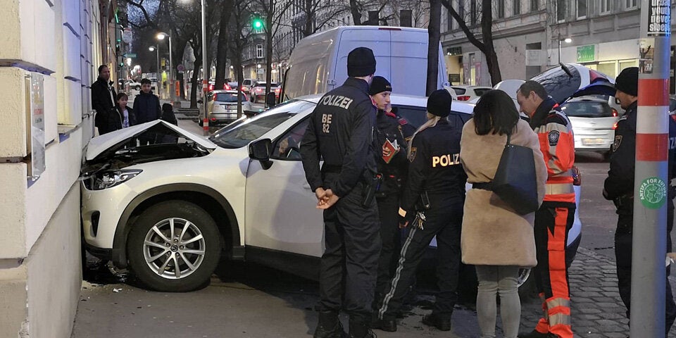 Pkw crasht in Hausmauer: Eine Person verletzt