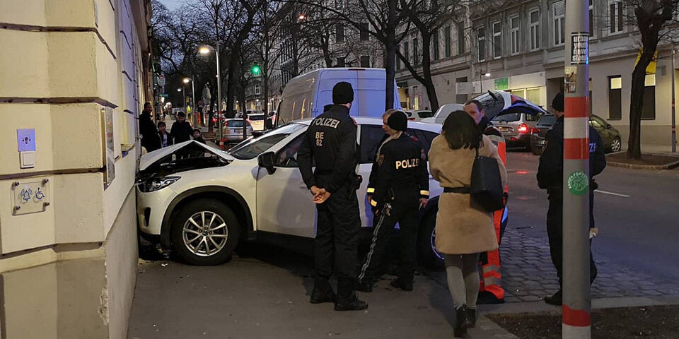 Pkw crasht in Hausmauer: Eine Person verletzt