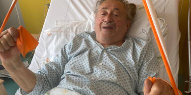 So h&auml;lt sich Lugner im Krankenhaus fit