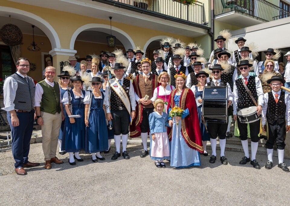 Vor dem Start des traditionellen Festumzuges beim Spitzer Marillenkirtag: Landeshauptfrau Johanna Mikl-Leitner mit König Marillus, Königin Aprikosia, Bürgermeister Andreas Nunzer und Tourismusvereinsobmann Ewald Stierschneider (li. außen) sowie der Trachtenkapelle Spitz, die den Umzug und das Fest musikalisch gestaltete. 