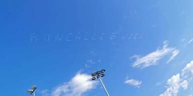 Circus Roncalli mit Mega-Luftwerbung &uuml;ber Wien