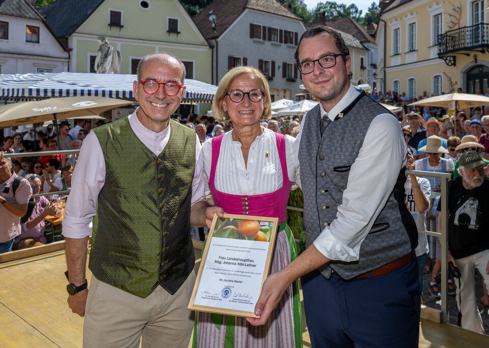Bürgermeister Andreas Nunzer, (li.) und Tourismusvereinsobmann Ewald Stierschneider (re.) überreichten Landeshauptfrau Johanna Mikl-Leitner „die goldene Marille“. 