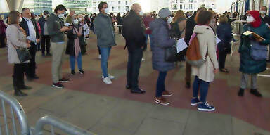 Impf-Chaos: 1.500 Wiener rangeln um 300 Vakzine