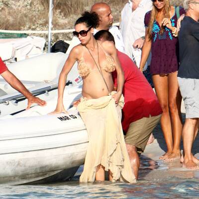 Lilly Kerssenberg zeigt ihren Babybauch