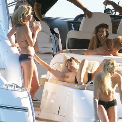 Sexy Modelyacht: Moss und Oben-Ohne-Mulder