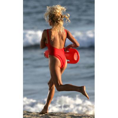 Pamela Anderson wieder in Baywatch-Badeanzug