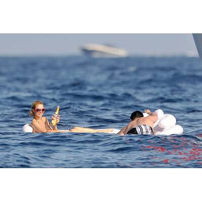 Paris Hilton - oben ohne in Italien