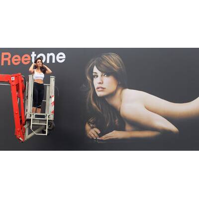 So nackt wirbt Kelly Brook für Reebok