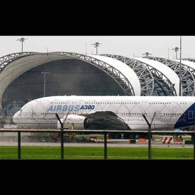 Airbus A380 fliegt durch Hongkong