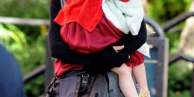 Suri Cruise trägt weiter High Heels