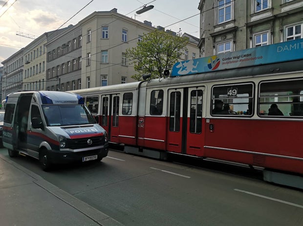 Kind riss sich von Mutter los: Beide von Bim erfasst