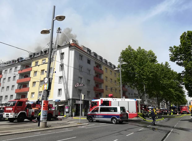 Dachbrand in Mehrparteienhaus - Fünf Verletzte
