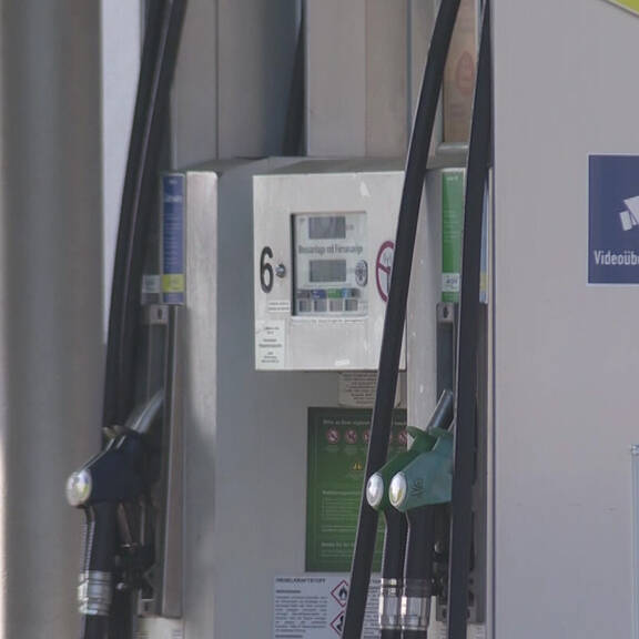 Spritpreise: Wirtschaftsminister lässt Preissprünge prüfen