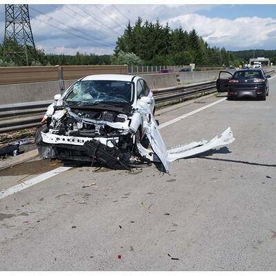 Karambolage auf A2 - Lkw kollidiert mit mehreren Pkw