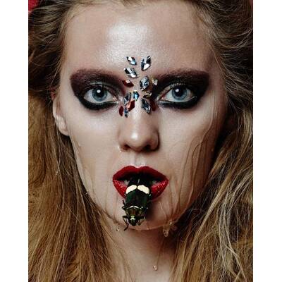 Visagistin macht Make-Ups mit toten Fischen