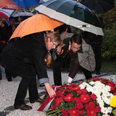 Kranzniederlegung am Grab von Jörg Haider