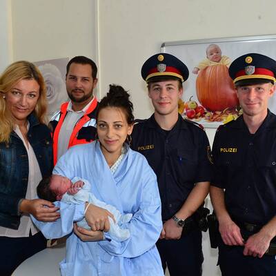 Die Bilder der Polizei-Geburtshelfer