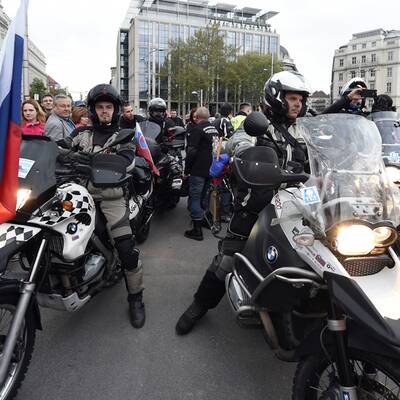Nachtwölfe legen Kranz in Wien nieder
