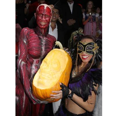 Heidi mit blutigem Kostüm 