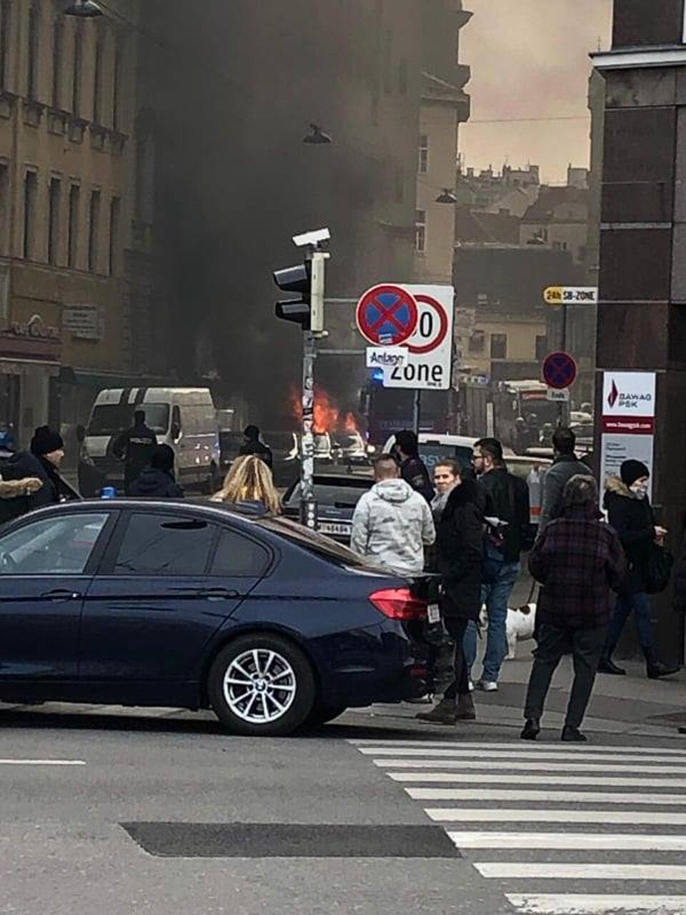 Spektakulärer Autobrand mitten in Wien