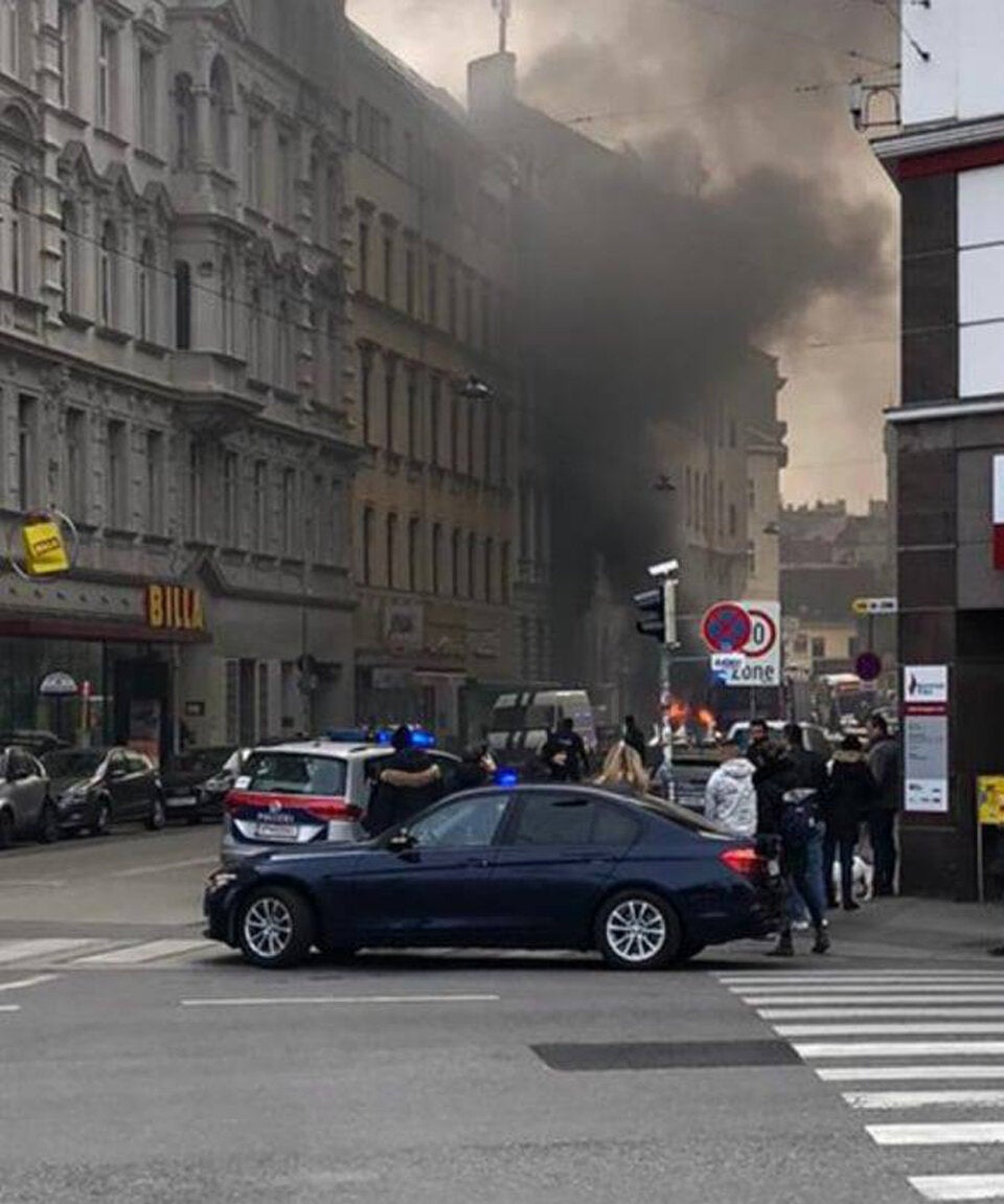 Spektakulärer Autobrand mitten in Wien