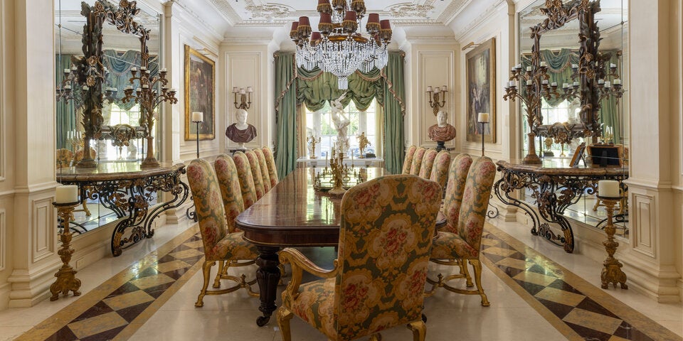 Feudales Interieur, teure Böden und Stuckaturen passen in den Palast.