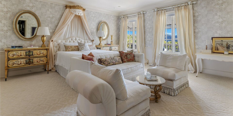 Kitsch as Kitsch can! Rod Stewarts Geschmack ist so ungewöhnlich und laut wie seine Stimme. Im Schlafzimmer dominiert Weiß – und Gold, versteht sich.