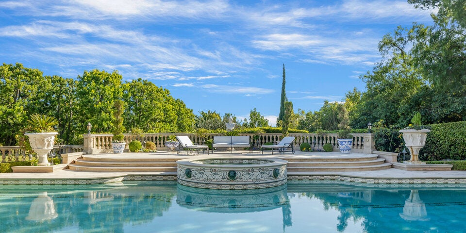 Bombastisch ist auch die Parkanlage samt Riesenpool.  