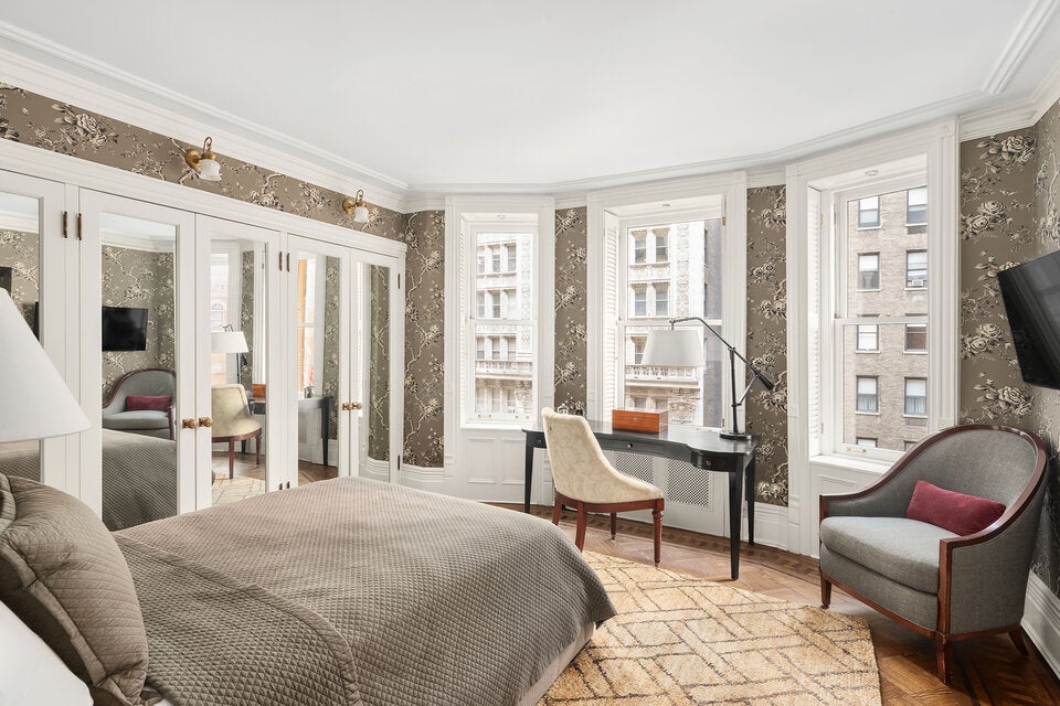 Vier Schlafzimmer bieten ausreichend Platz für Familie und Freunde. Auch hier wurden außergewöhnliche Tapeten verwendet.