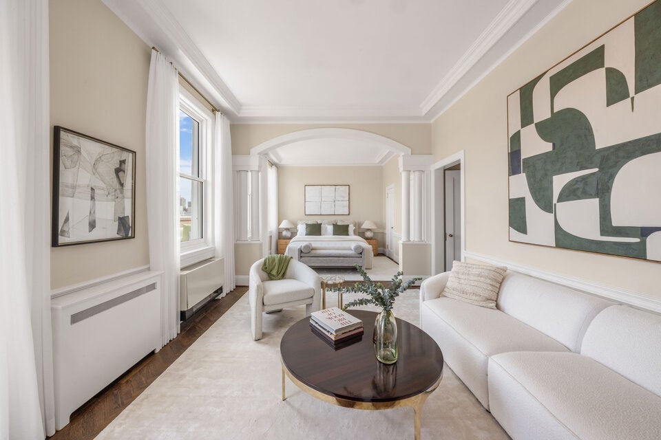 Stilvoll renoviert wurde das gesamte Penthouse, ohne dabei den Charme der alten Zeiten zu zerstören. Zwei geräumige Schlafzimmer bieten ausreichend Platz für eine Familie. 