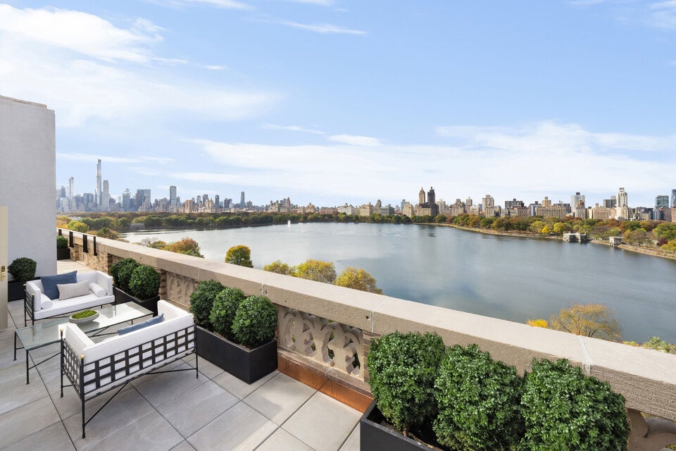 Die riesigen Terrassen, die die Wohnung förmlich umfassen, waren für Joanne Woodward ausschlaggebend für den Kauf der Immobilie, die nun um 9,95 Millionen Dollar angeboten wird. „Sie wollte, dass ihre Hunde auch in der Wohnung ein wenig Auslauf haben“, erzählt Woodwards Tochter Clea. 