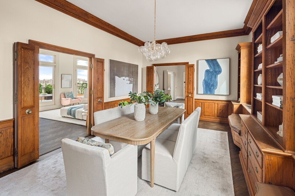 Ihr romantischer Rückzugsort war das Penthouse in Manhattan. Die Hollywood-Stars kamen gerne nach New York, um ins Theater und in die Oper zu gehen. In der Wohnung genossen sie die Sonnenauf- und -untergänge und bewirteten prominente Gäste – wie etwa hier in ihrem Esszimmer. 