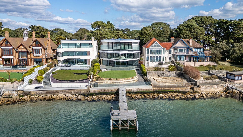 Beatles-Star John Lennon kaufte vor 60 Jahren das Grundstück auf der exklusiven Halbinsel Sandbanks in Poole Harbour.