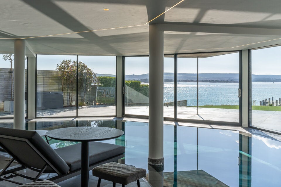 Ein Indoor-Pool ermöglicht das tägliche Planschen am kühlen Meer.