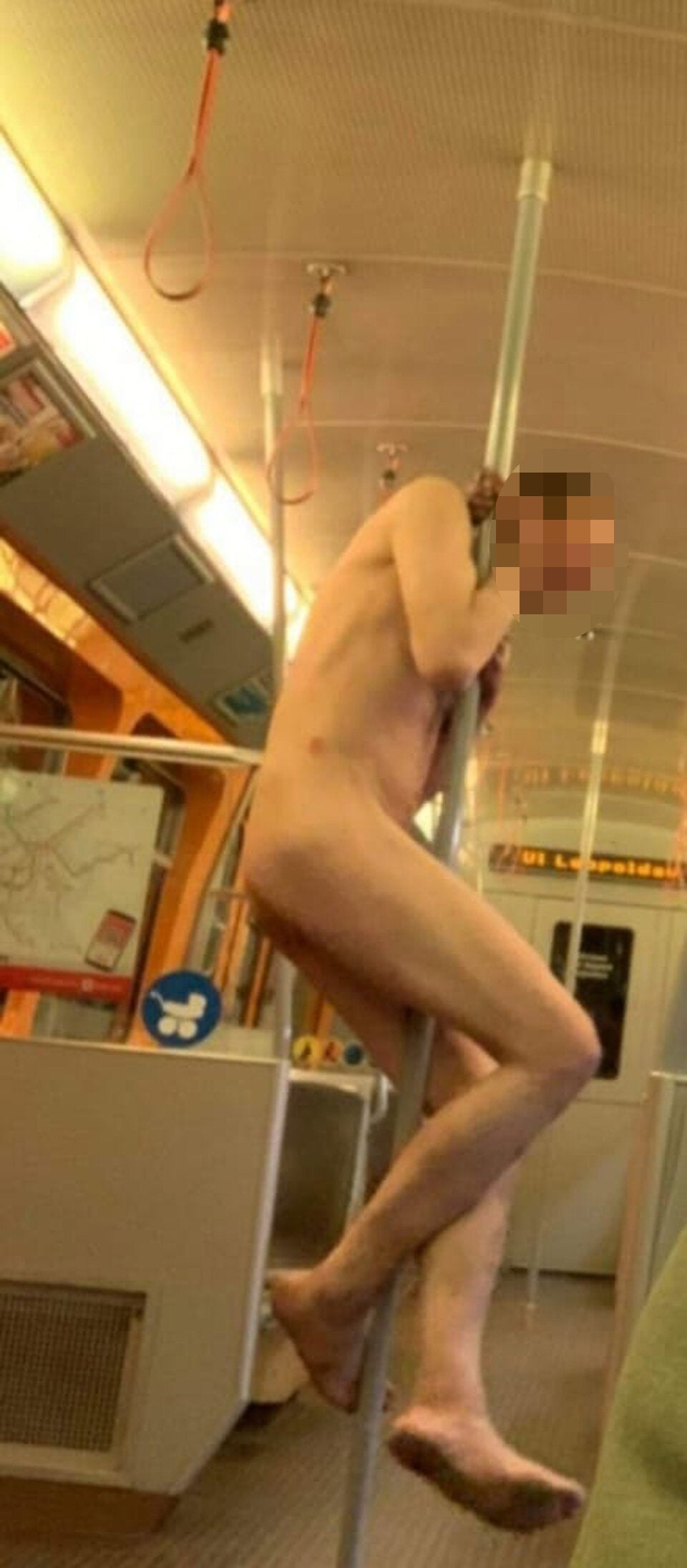 Nackter ohne Maske in U-Bahn: Polizei-Einsatz!