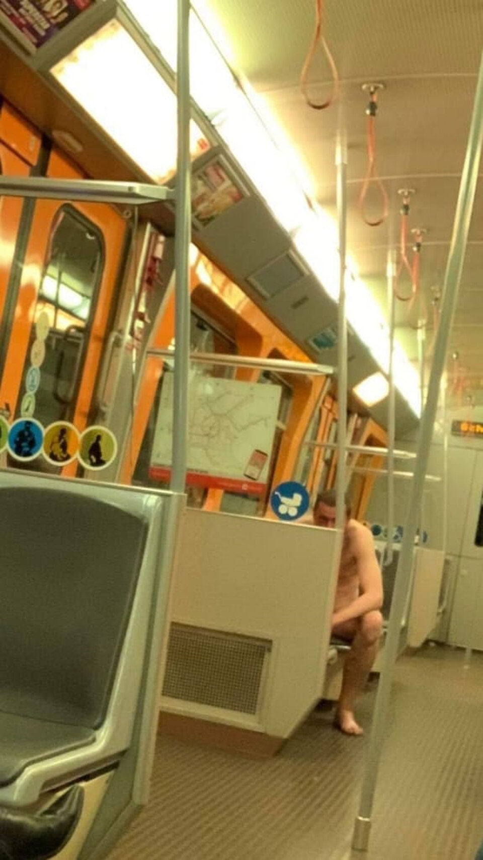 Nackter ohne Maske in U-Bahn: Polizei-Einsatz!