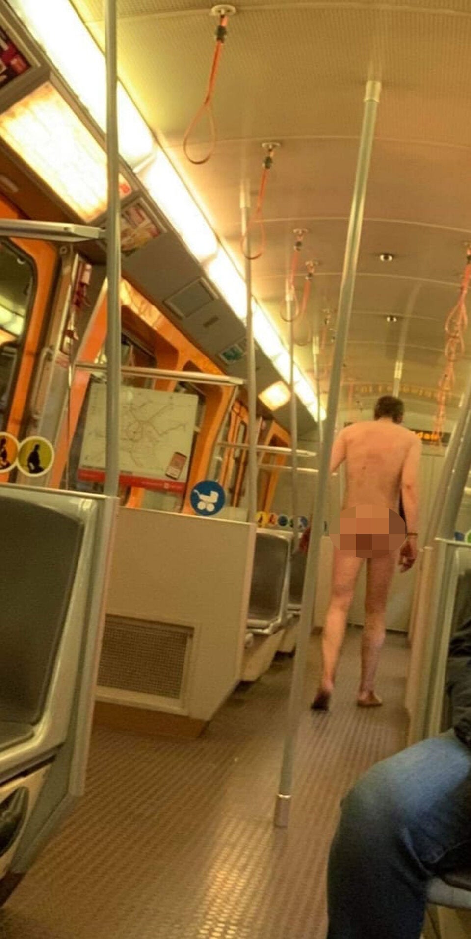 Nackter ohne Maske in U-Bahn: Polizei-Einsatz!