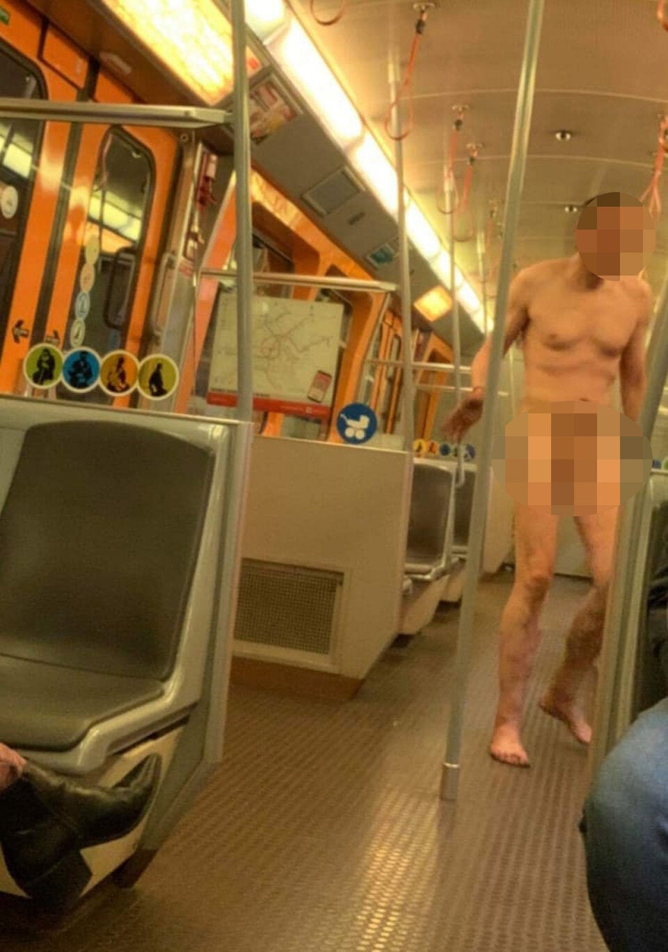 Nackter ohne Maske in U-Bahn: Polizei-Einsatz!