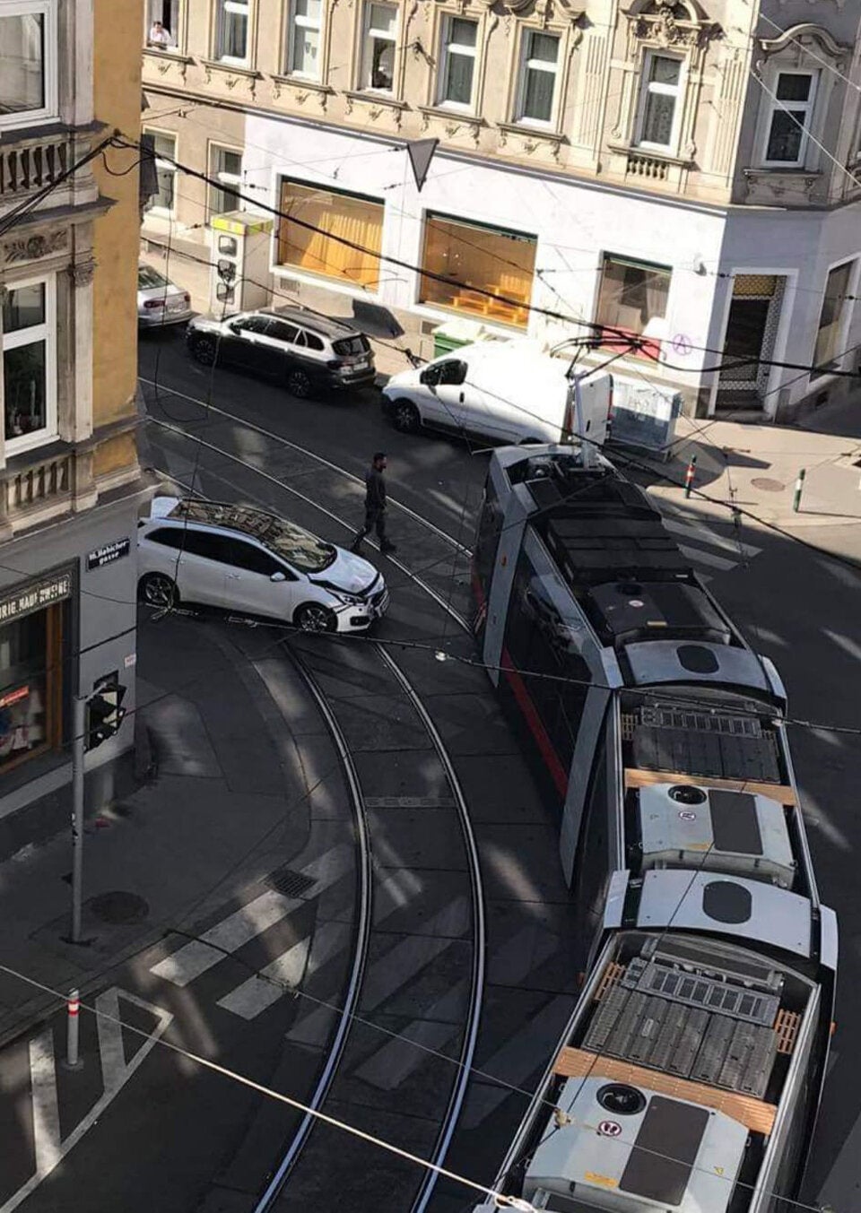 Pkw crasht mit Bim in Ottakring