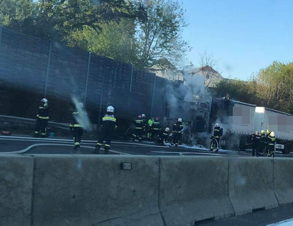 Spektakulärer Lkw-Brand auf der Autobahn A21