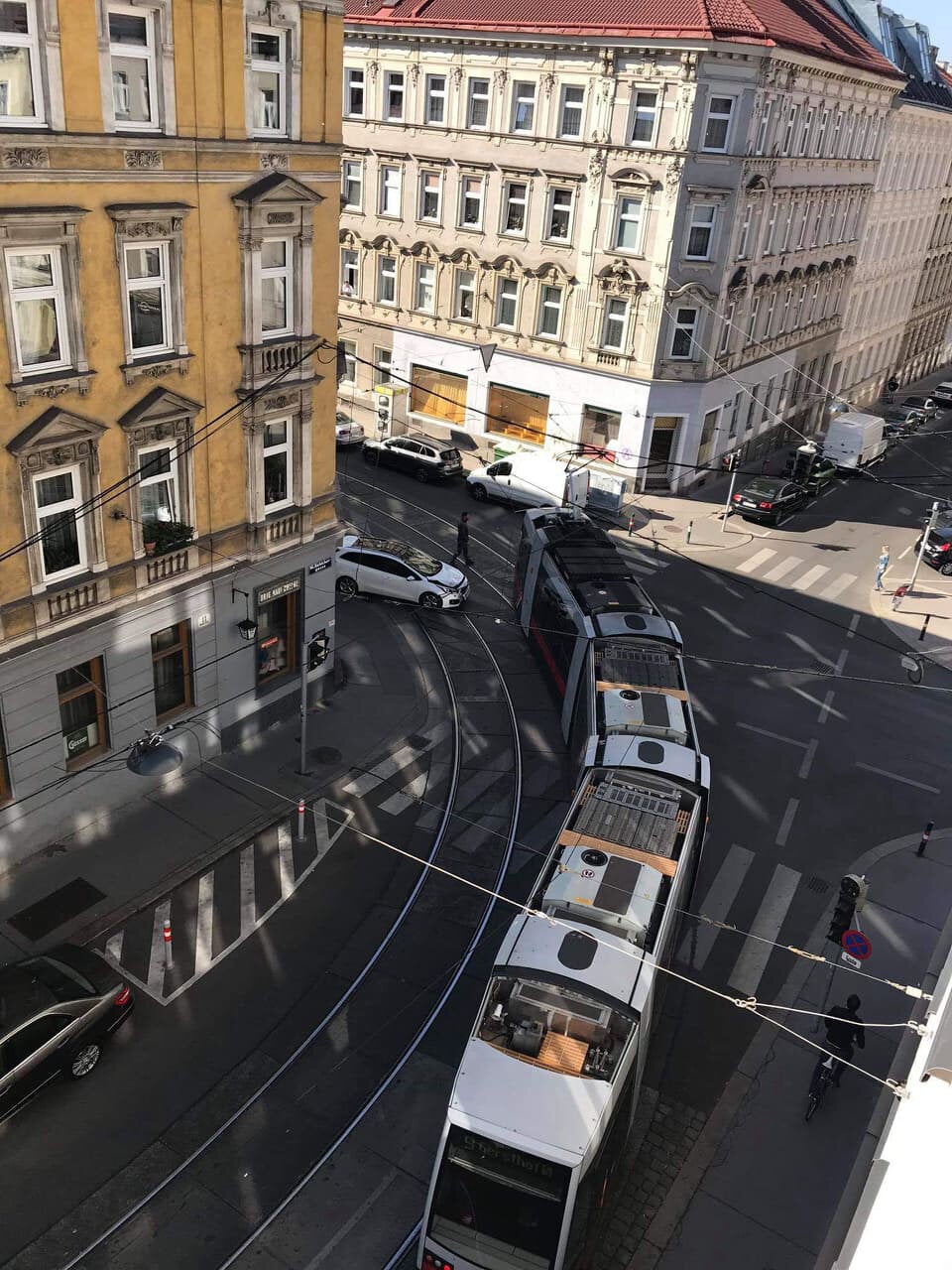 Pkw crasht mit Bim in Ottakring