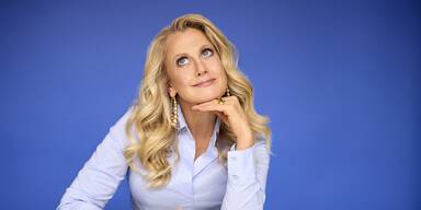 Schöneberger freut sich auf kultige Klassiker und exklusive Online-Pranks.