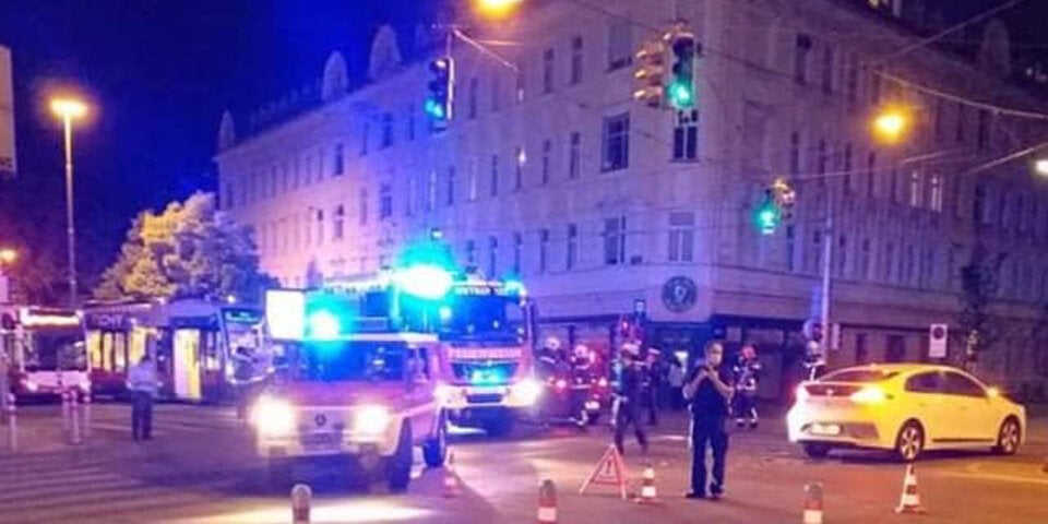 Pkw crasht in Feuerwehr-Einsatzauto