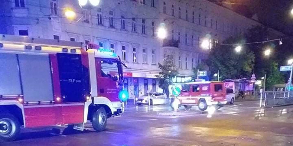 Pkw crasht in Feuerwehr-Einsatzauto