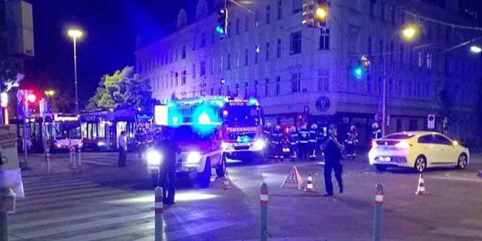 Pkw crasht in Feuerwehr-Einsatzauto