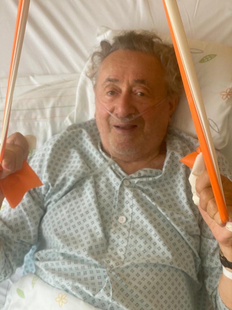 So hält sich Lugner im Krankenhaus fit